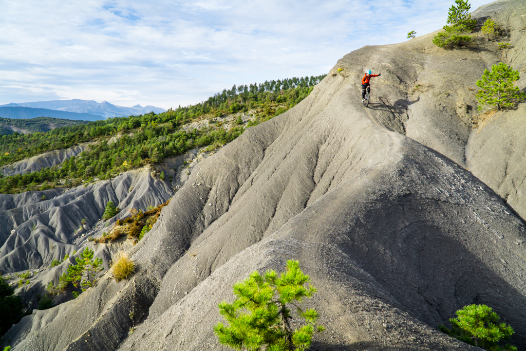 Stephanie Dietze riding black hills in the South of France